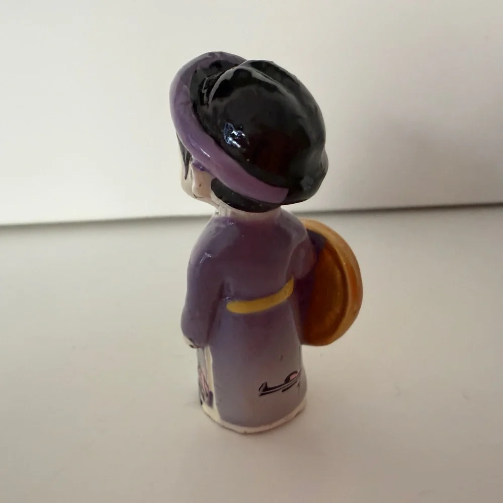 Charming Ceramic Figurines in Traditional Dress - Picture 3 of 5